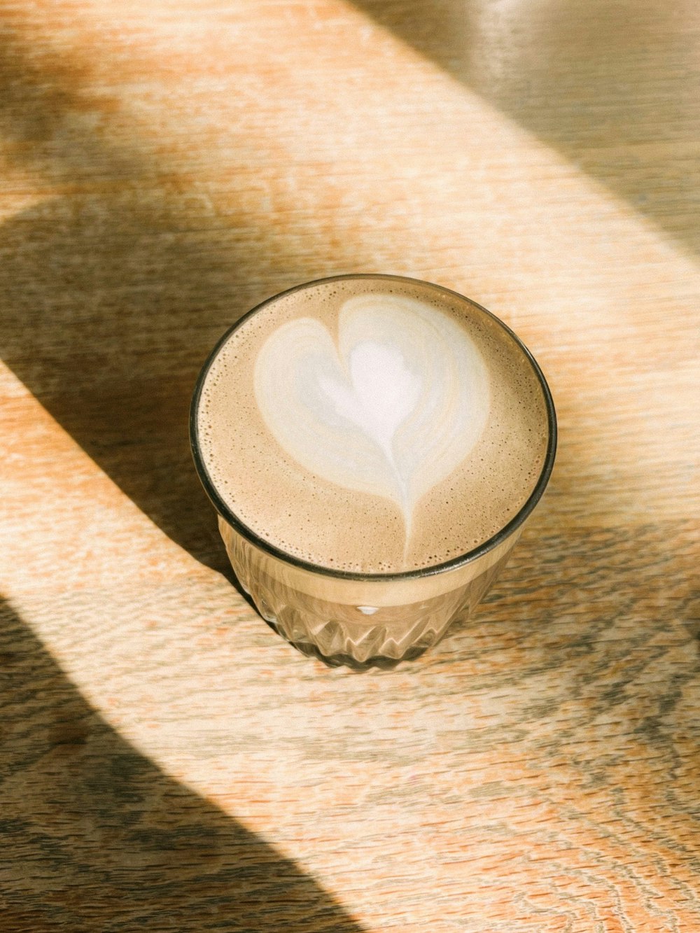 Un capuchino con un corazón dibujado en él