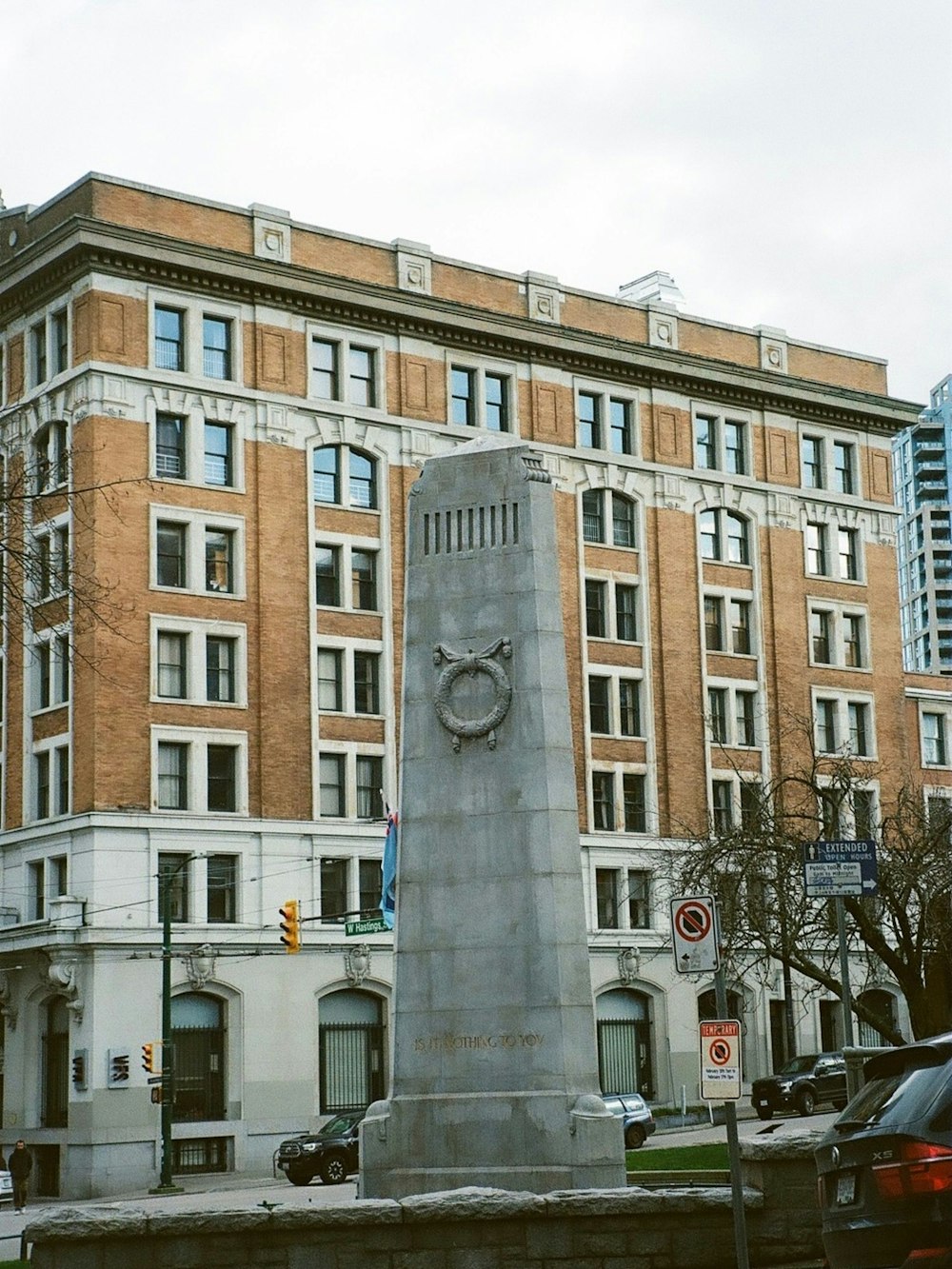 Un monumento frente a un edificio con un reloj