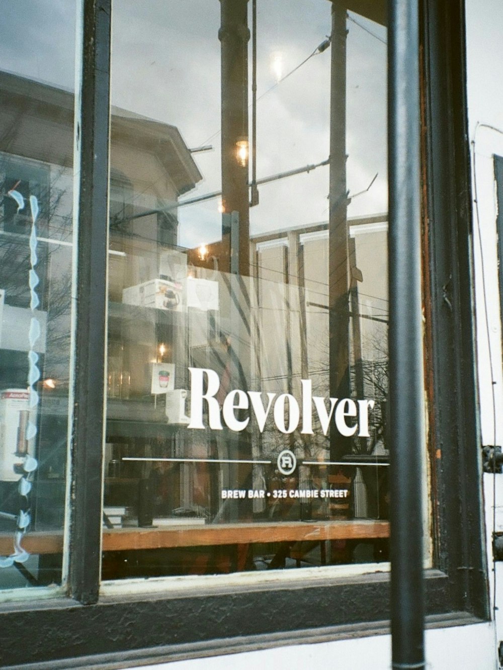 Una vetrina del negozio con le parole Revolver scritte su di essa