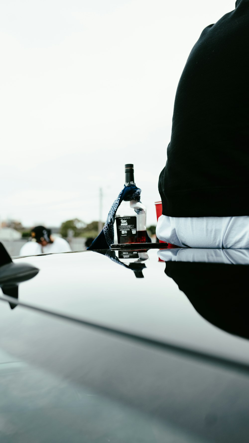 eine Flasche Alkohol auf der Motorhaube eines Autos