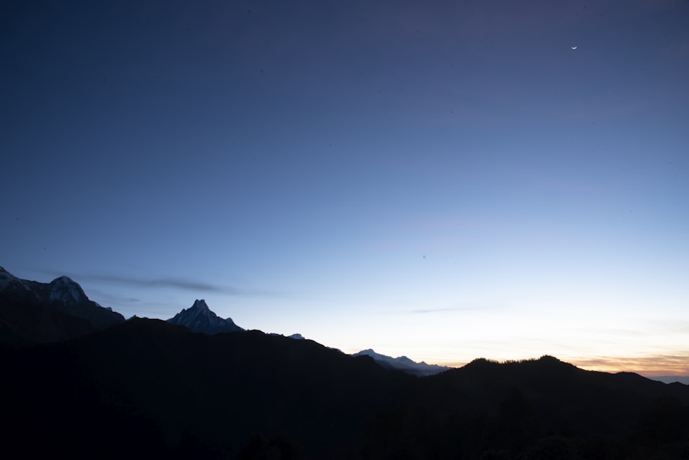 Die Sonne geht über einer Bergkette unter