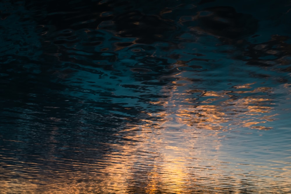 una barca che galleggia sulla cima di uno specchio d'acqua