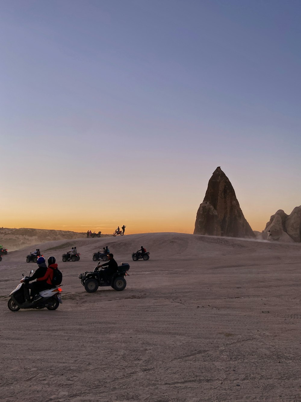 사막에서 오토바이를 타는 사람들의 그룹