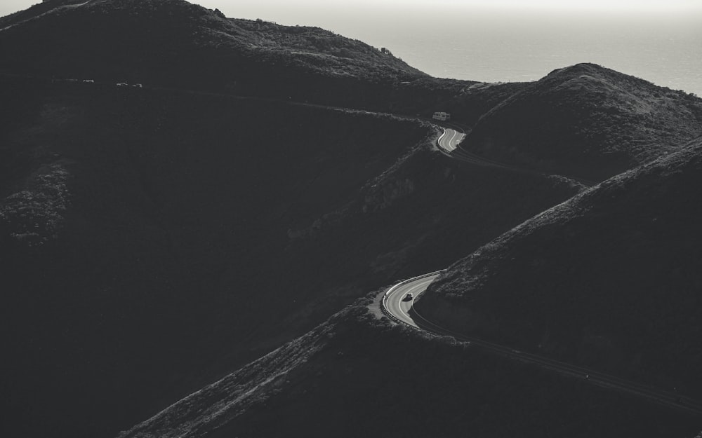 uma foto em preto e branco de uma estrada sinuosa