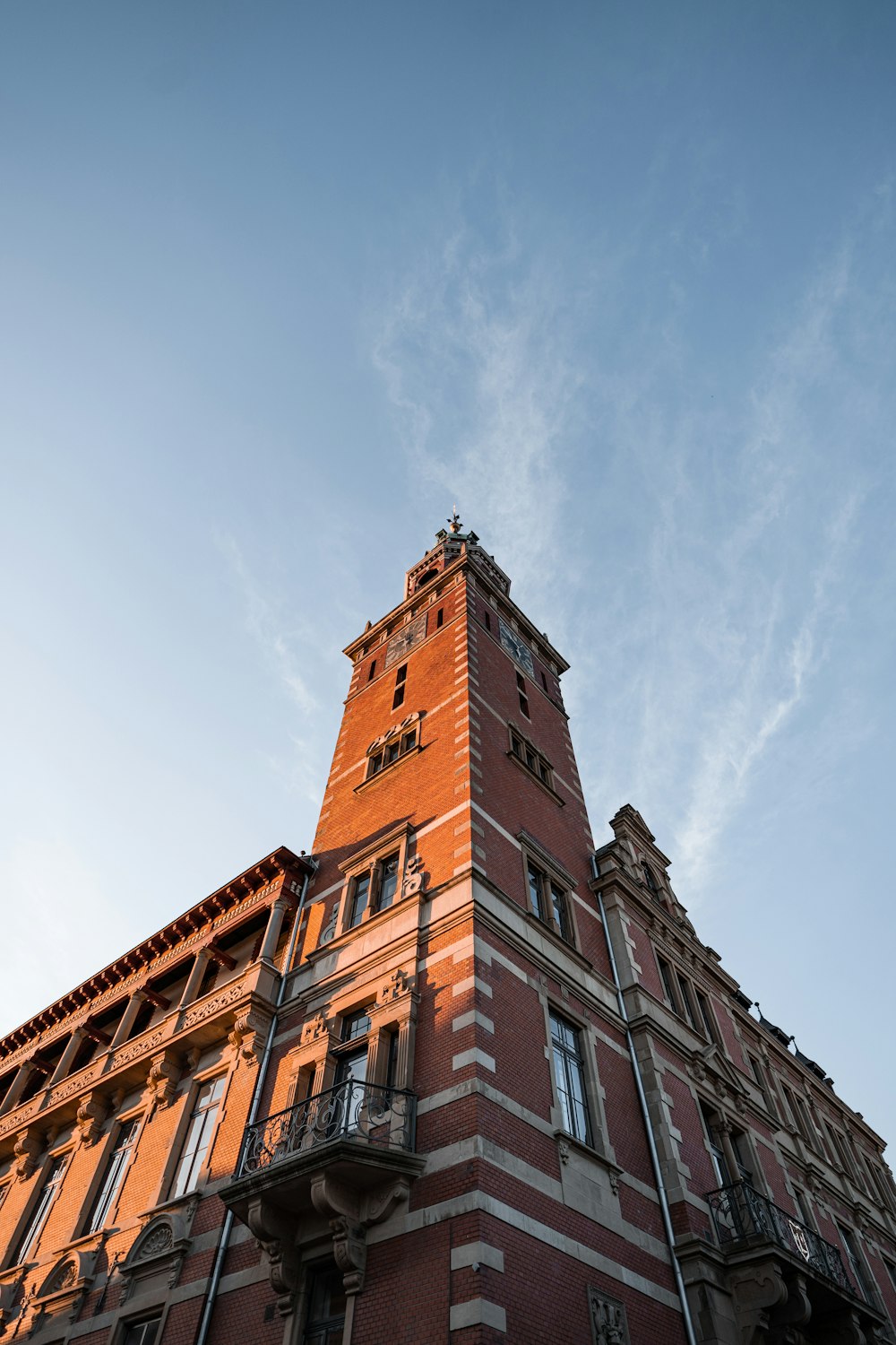 Un alto edificio in mattoni con un orologio in cima