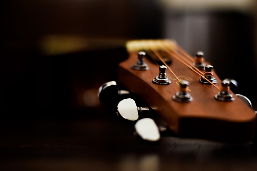 a close up of a guitar's neck and frets