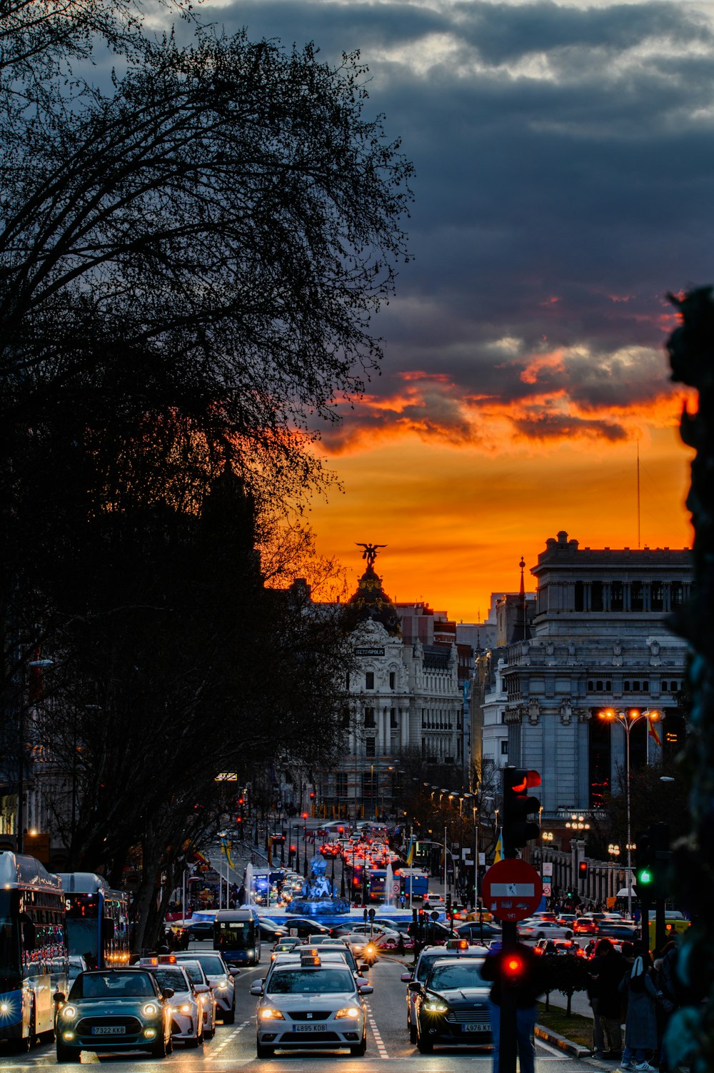 uma vista de uma rua da cidade cheia de muito tráfego