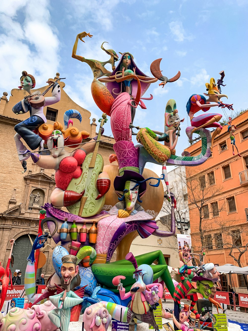 Una carroza de una mujer montando a caballo en un desfile