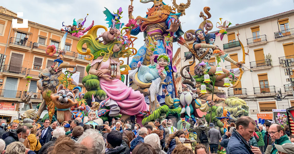 Un groupe de personnes debout devant un char allégorique photo – Photo ...