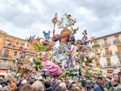 Fallas en una calle de Valencia, tradición valenciana.