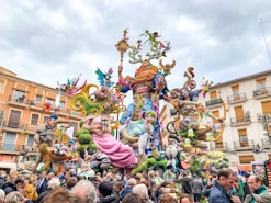 Fallas en una calle de Valencia, tradición valenciana.