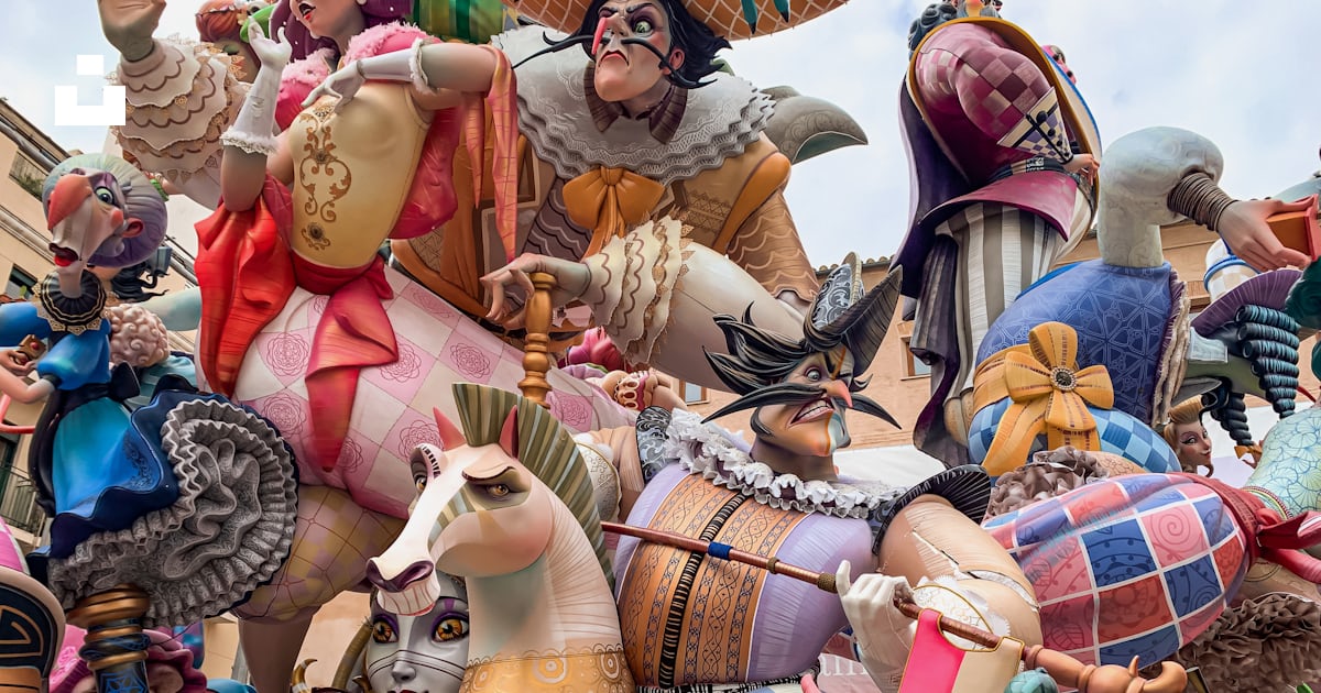 A group of statues of people riding on top of each other photo – Free ...