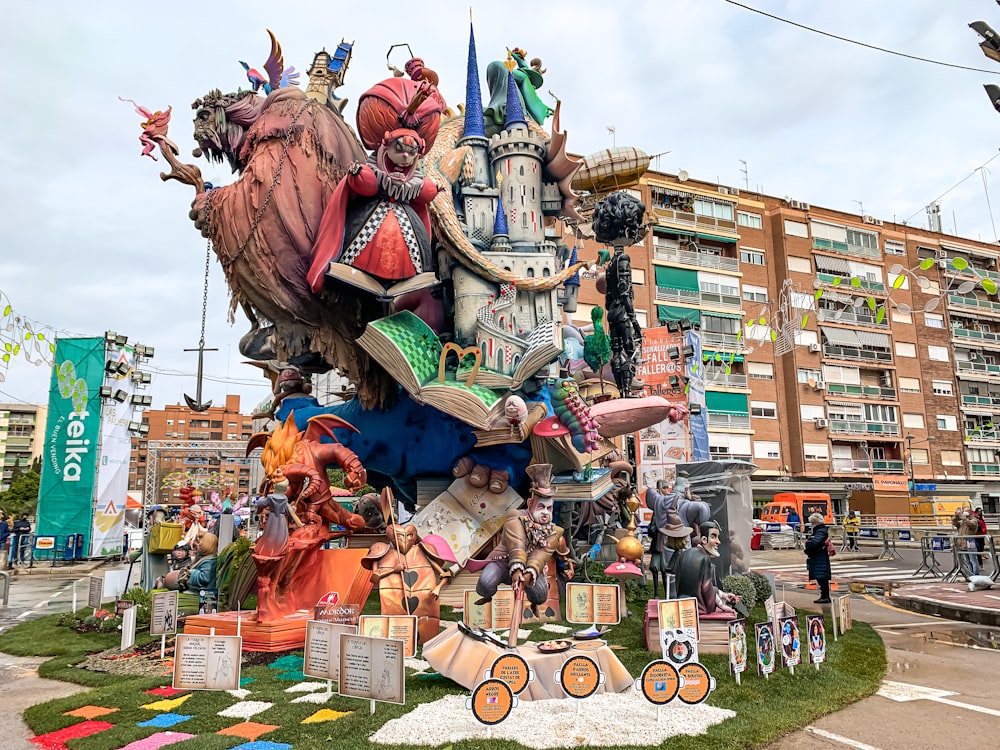 Una gran estatua de un castillo con mucha gente a su alrededor