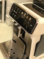 A user-friendly mixer juicer with intuitive controls.