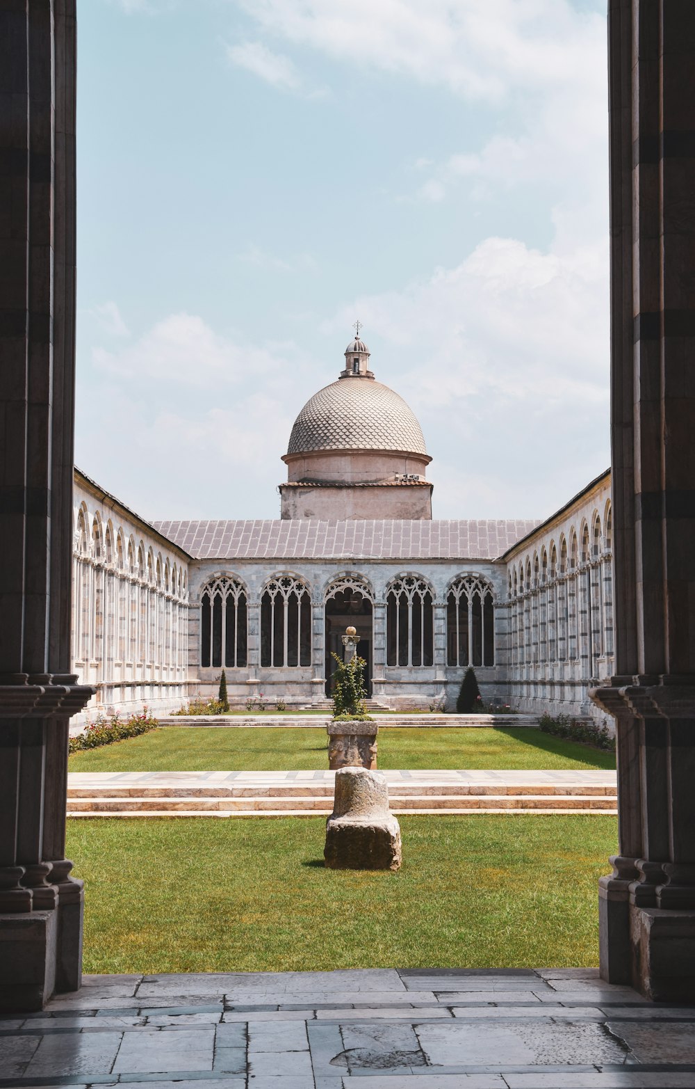 une vue d’un bâtiment à travers une arche