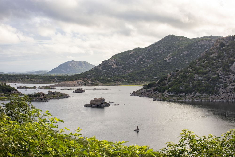 una gran masa de agua rodeada de montañas