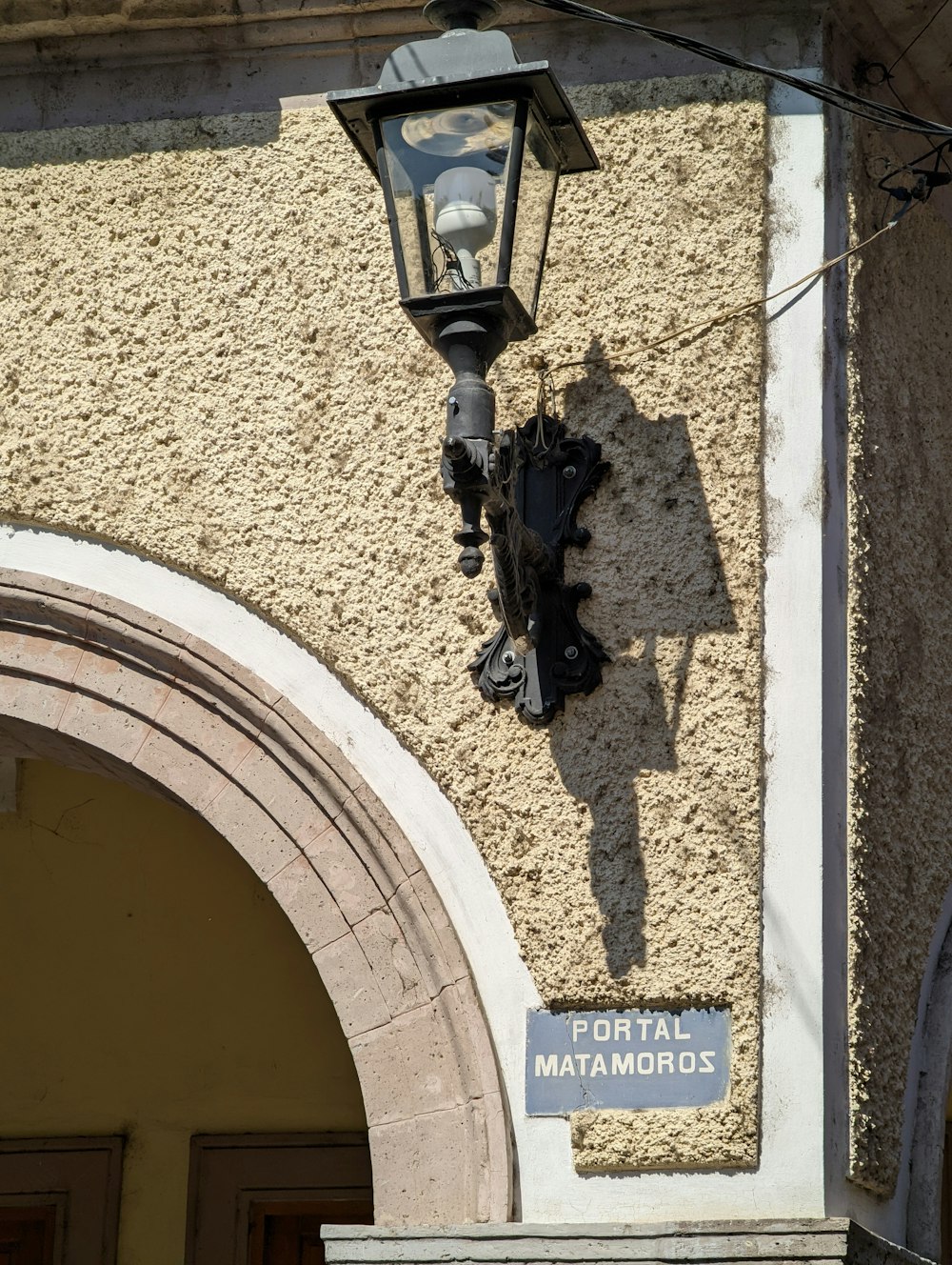 a street light mounted to the side of a building