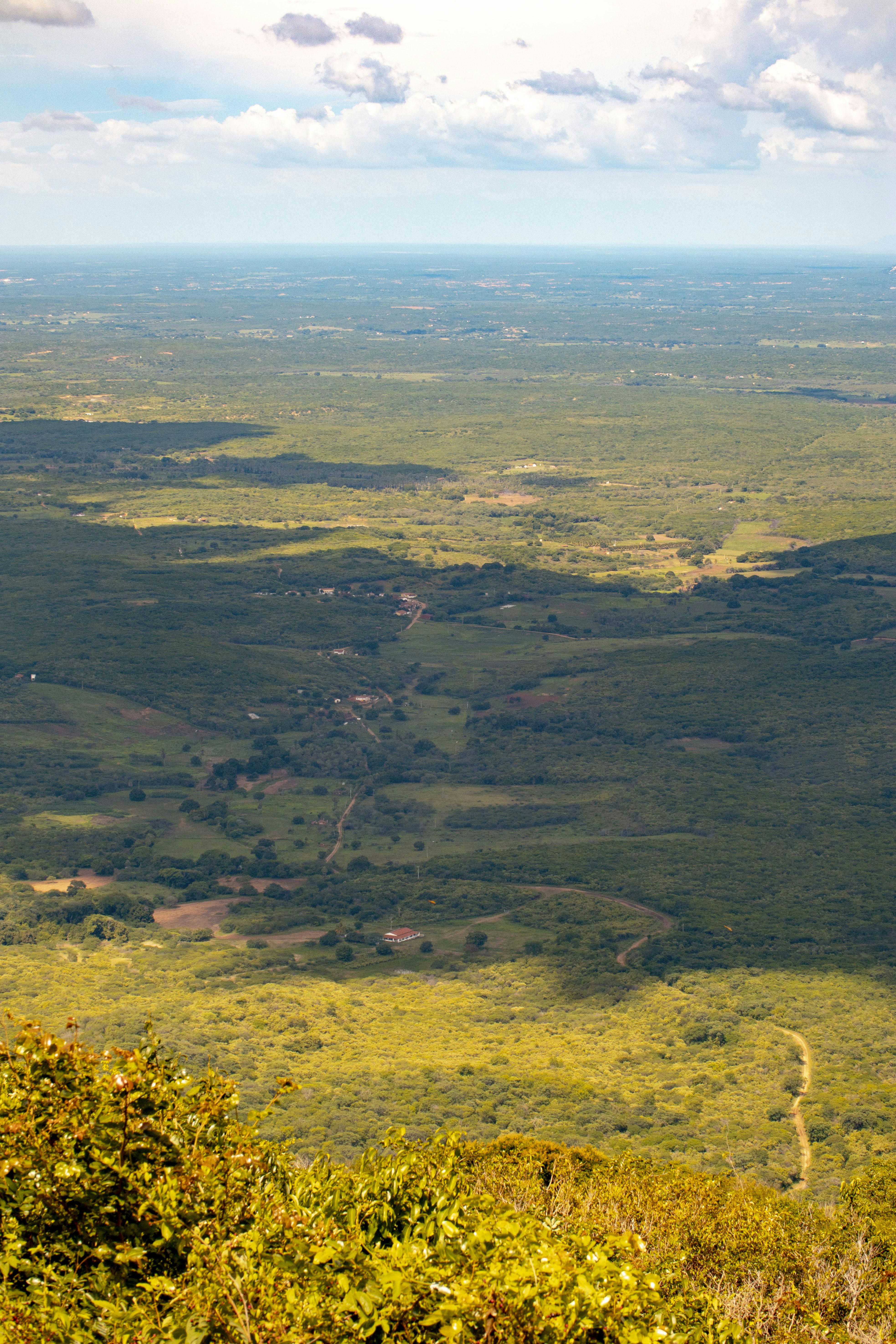 uma vista de um vale e um vale de uma colina