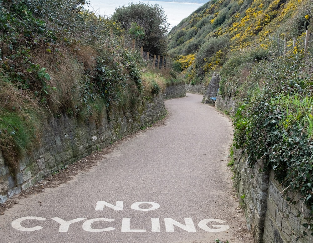 a sign that says no cycling on the side of a road