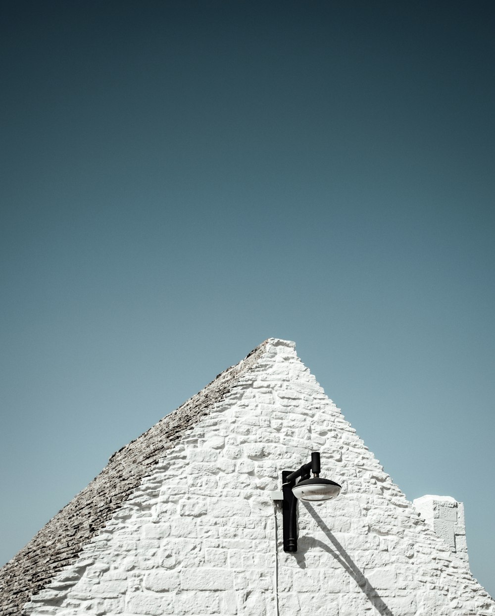 Ein Schwarz-Weiß-Foto eines weißen Gebäudes