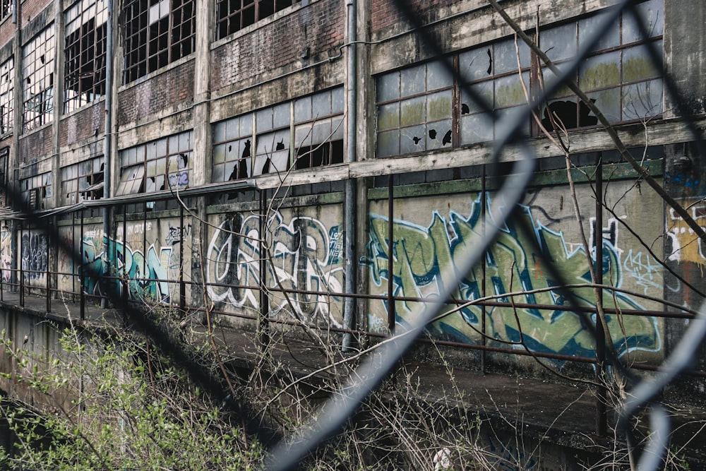 a building that has some graffiti on it