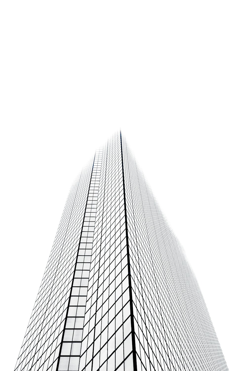 Una foto en blanco y negro de un edificio alto