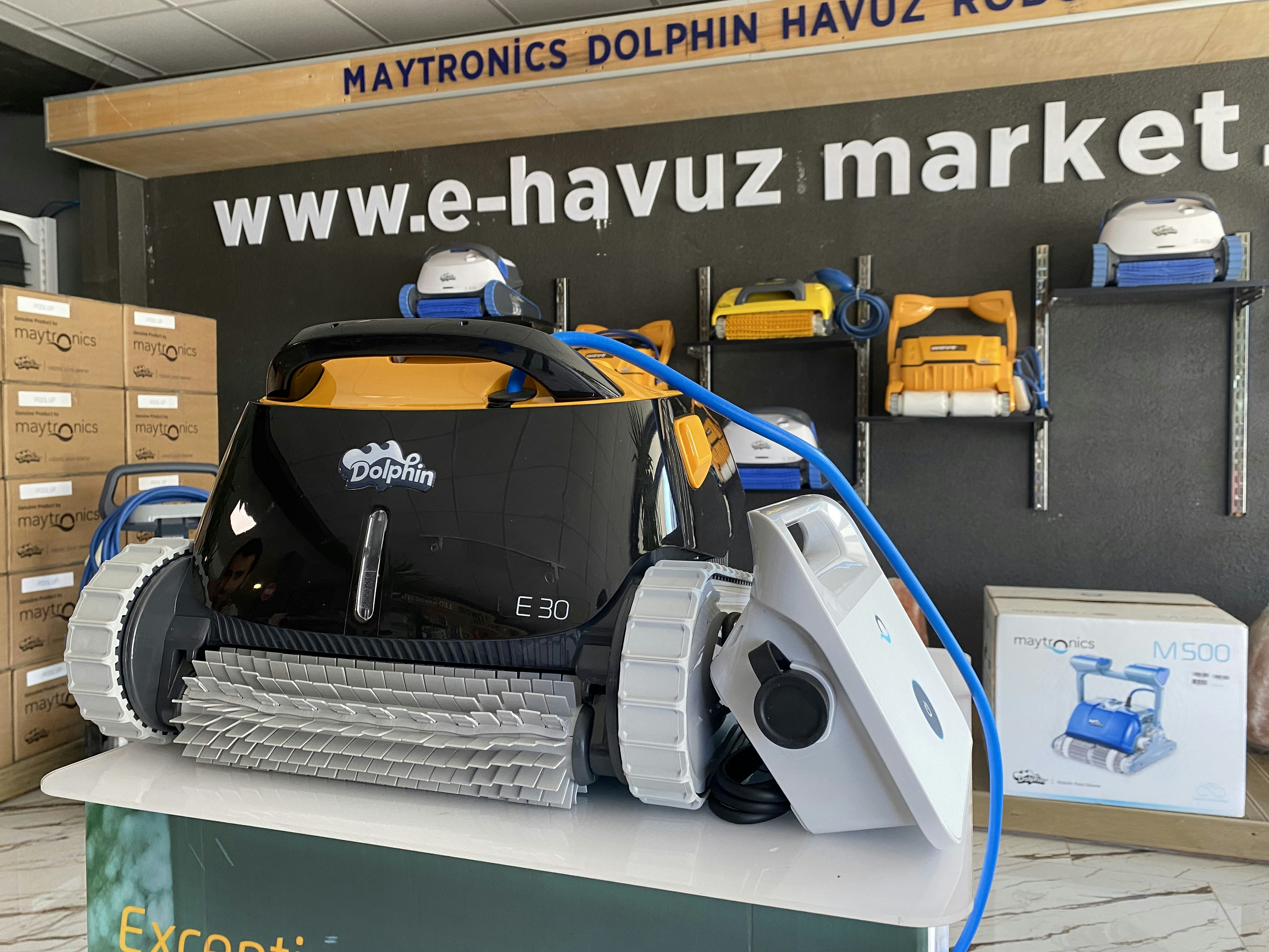 Robot nettoyeur de piscine sous-marin dans eau bleue vive