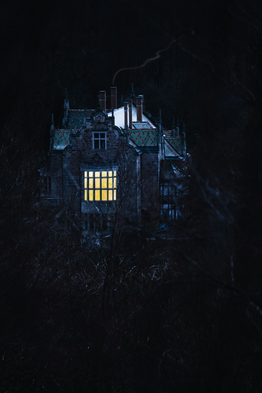 Ein Gebäude mit einem im Dunkeln beleuchteten Fenster
