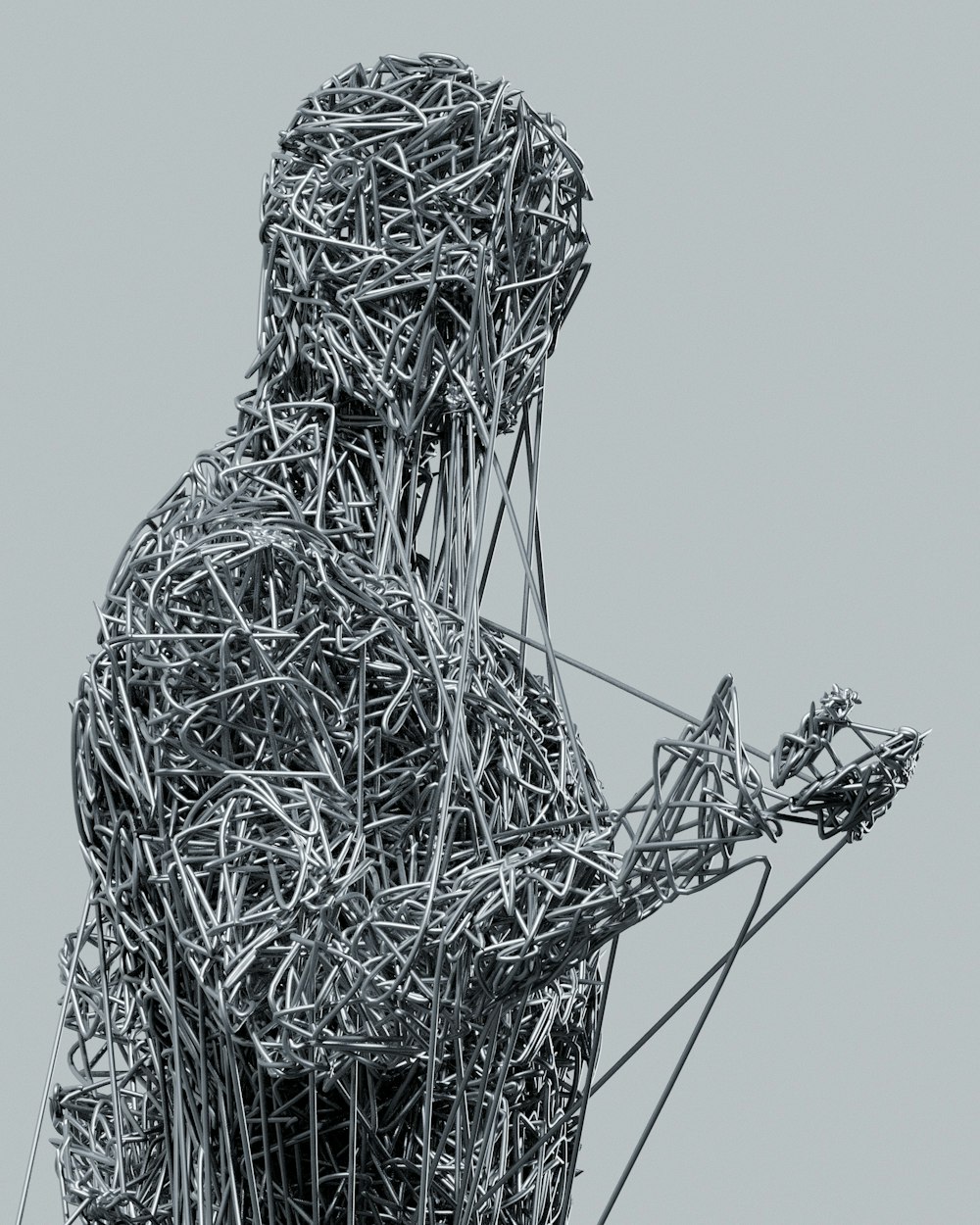 uma escultura de um homem segurando um telefone celular