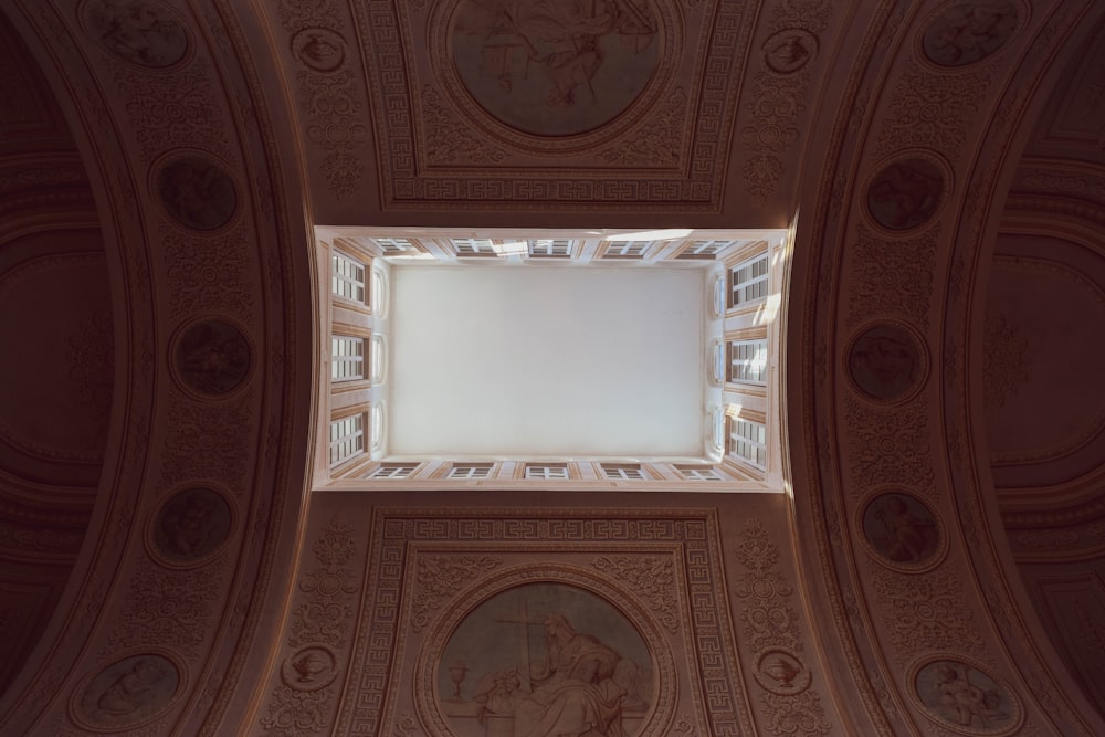 un plafond dans un bâtiment avec un carré blanc au centre