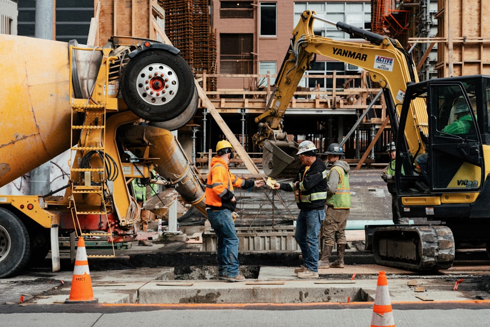 Un par de hombres parados junto a un sitio de construcción