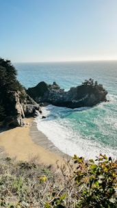 Una vista panorámica de una playa escondida en la Riviera Maya con aguas turquesas y arena suave.