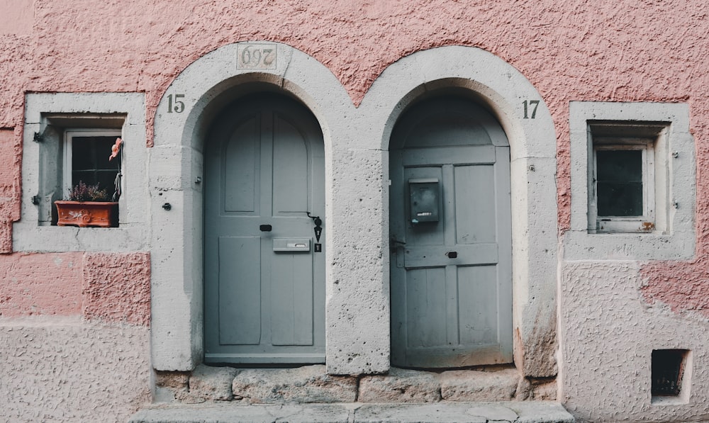 un par de puertas que están en el costado de un edificio