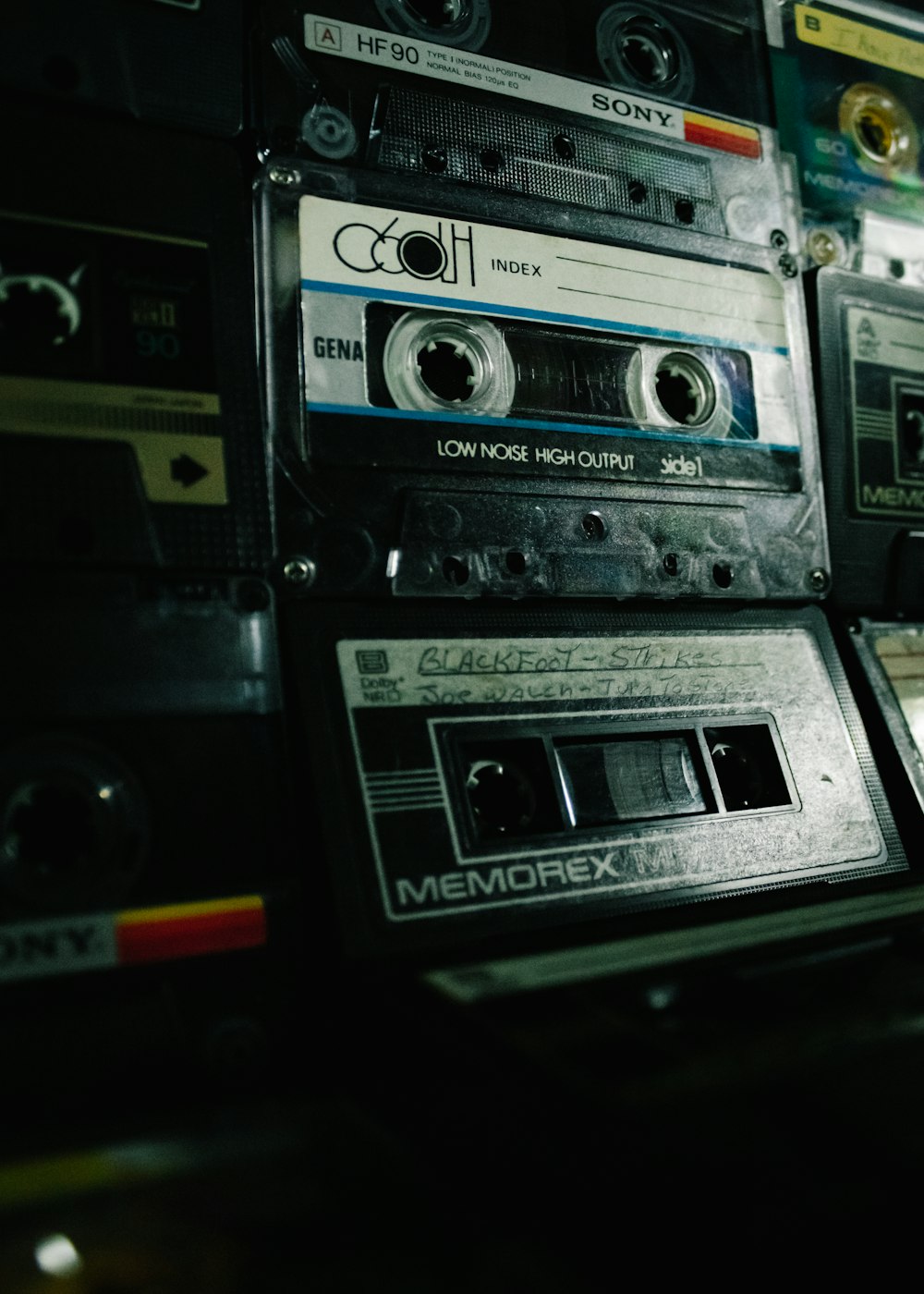 une pile de vieilles cassettes superposées les unes sur les autres