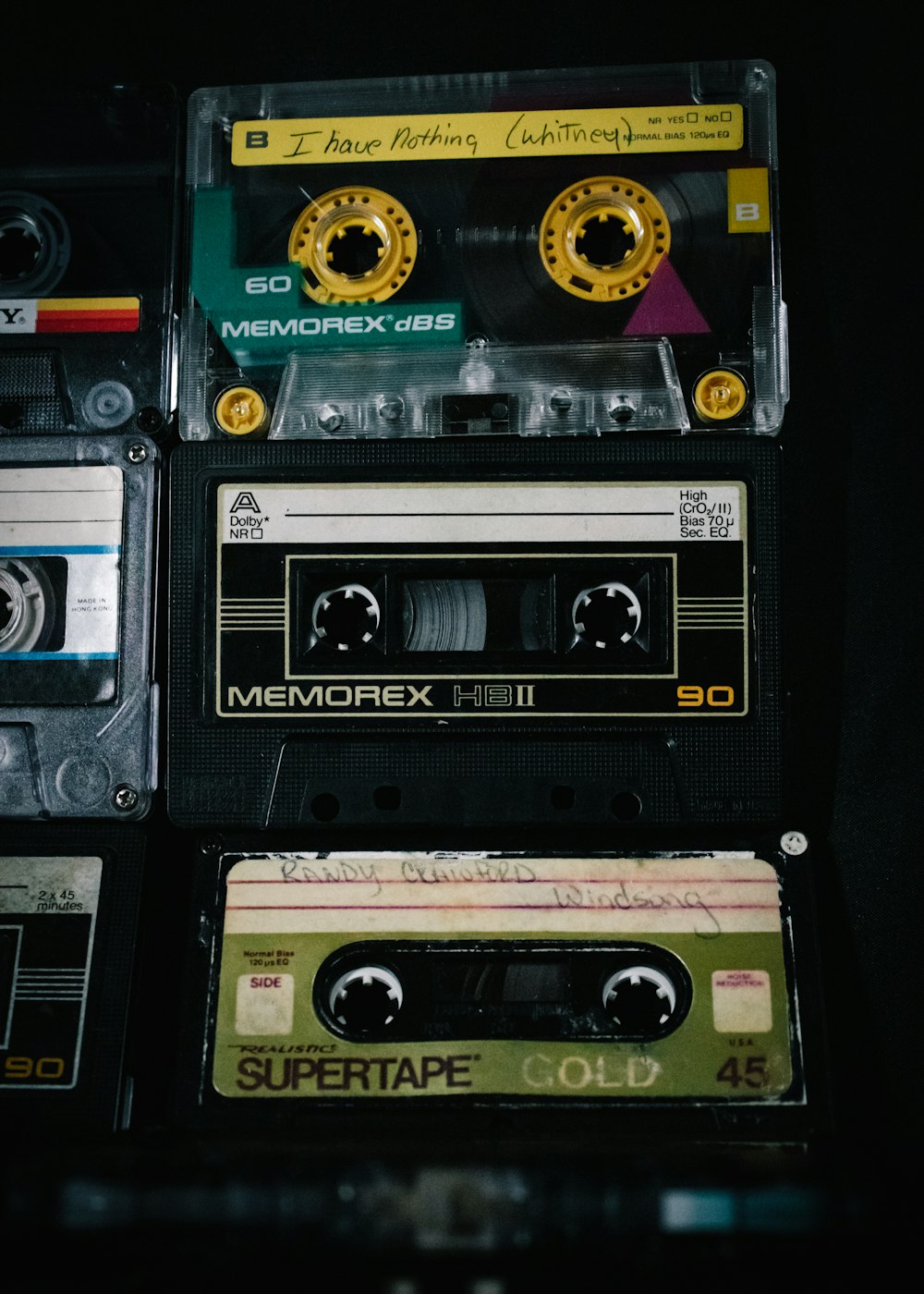 une pile de vieilles cassettes superposées les unes sur les autres