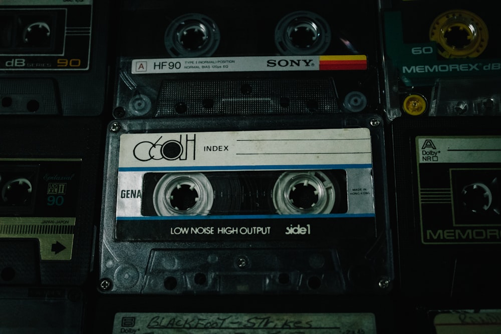 une pile de vieilles cassettes superposées les unes sur les autres