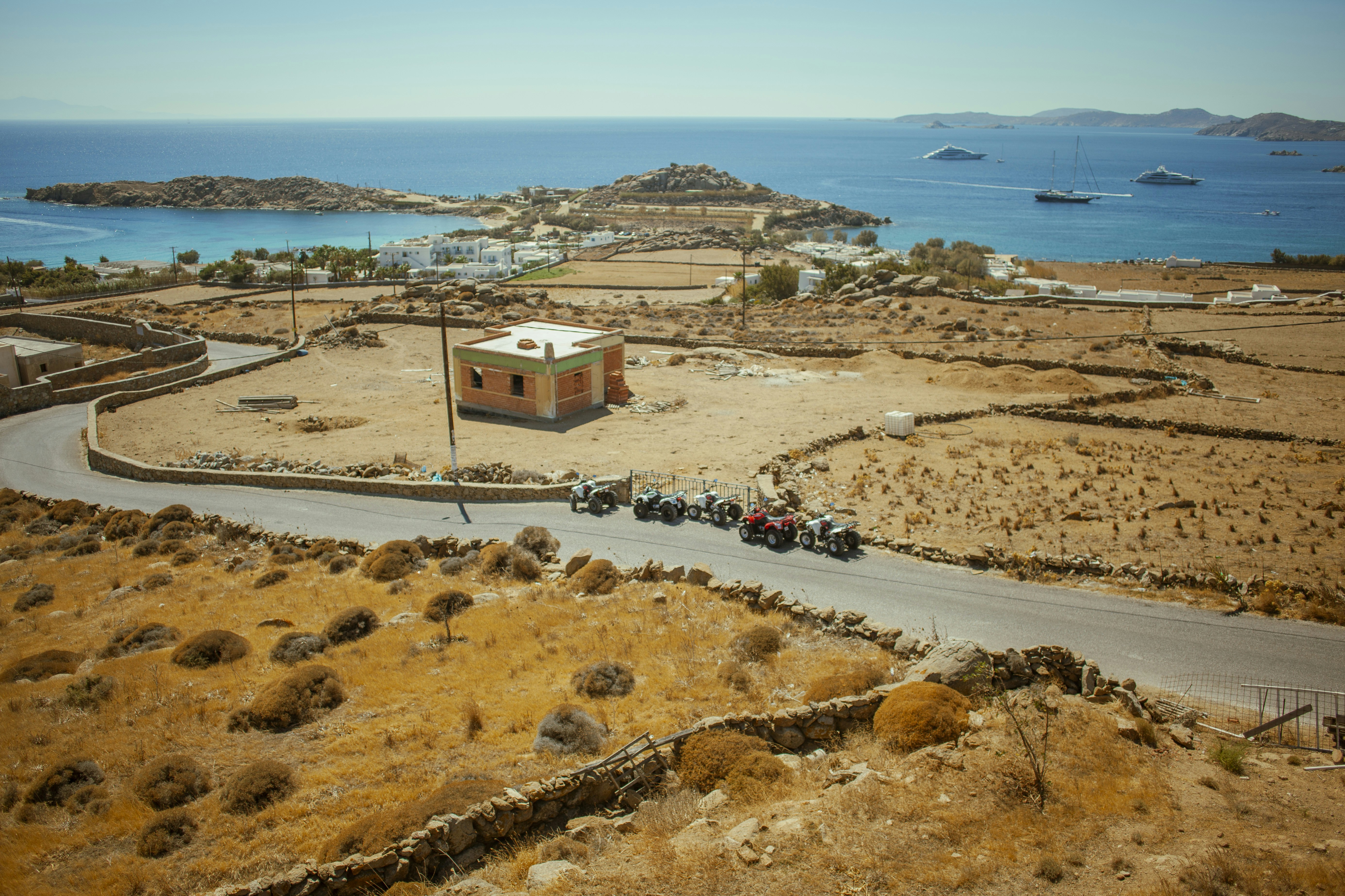 Eine Gruppe von Autos fährt eine Straße neben einem Gewässer entlang