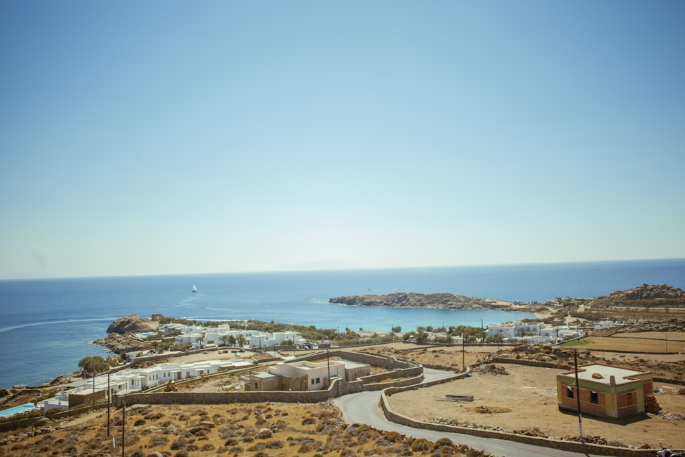 une vue d’un plan d’eau depuis une colline