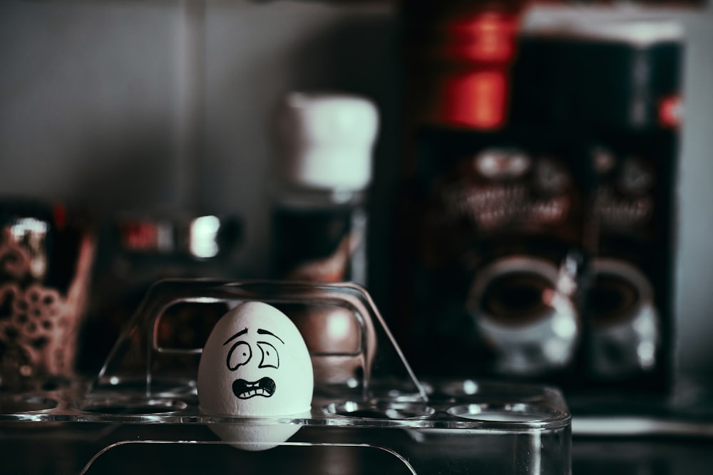un uovo con baffi e baffi disegnati su di esso