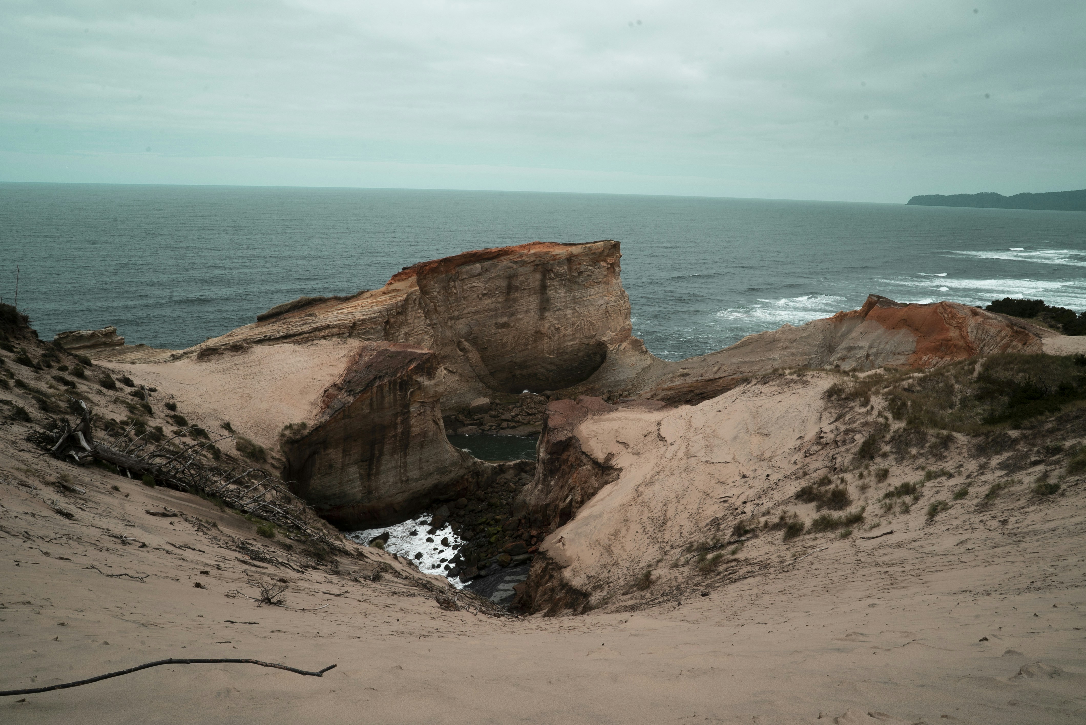 ein Sandstrand mit einem Gewässer in der Ferne