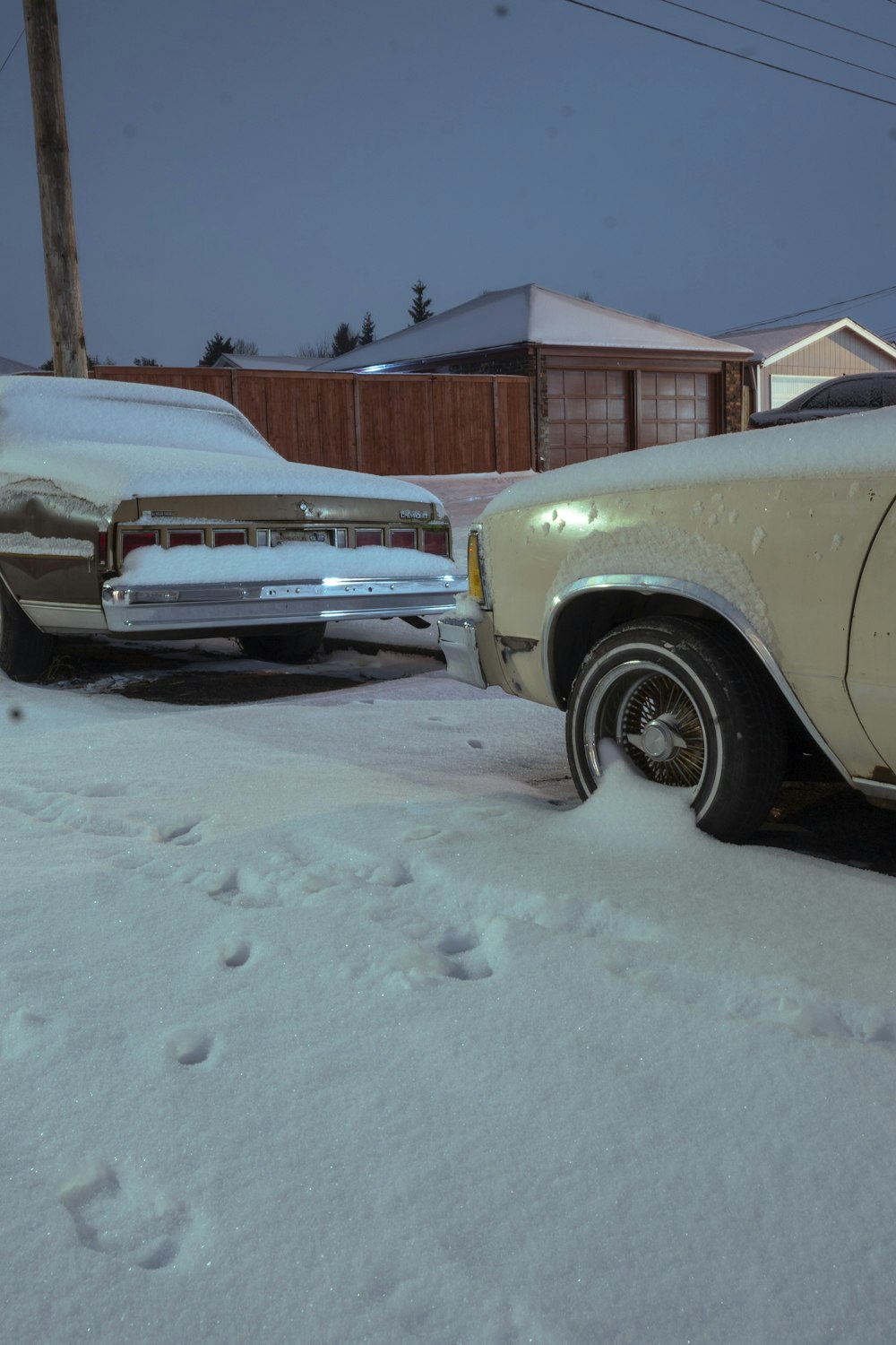 une voiture garée dans la neige à côté d’une autre voiture