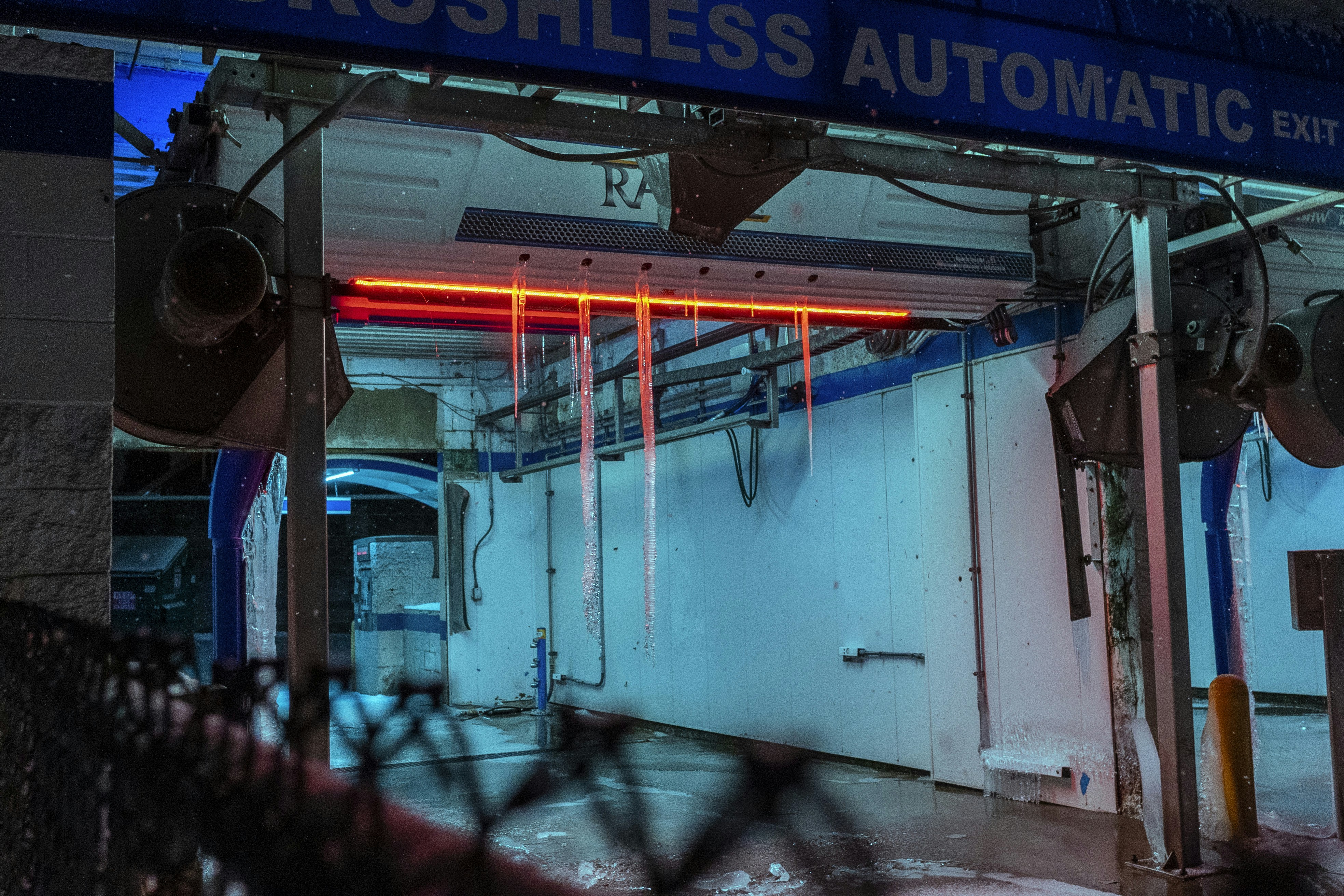 Ein Gebäude, in dem sich ein Haufen Rohre befindet