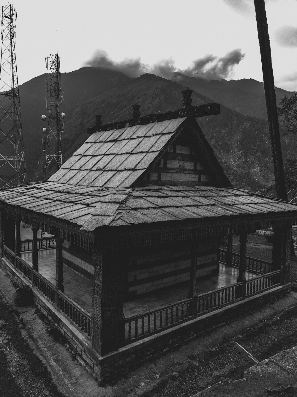 Una foto in bianco e nero di una piccola casa