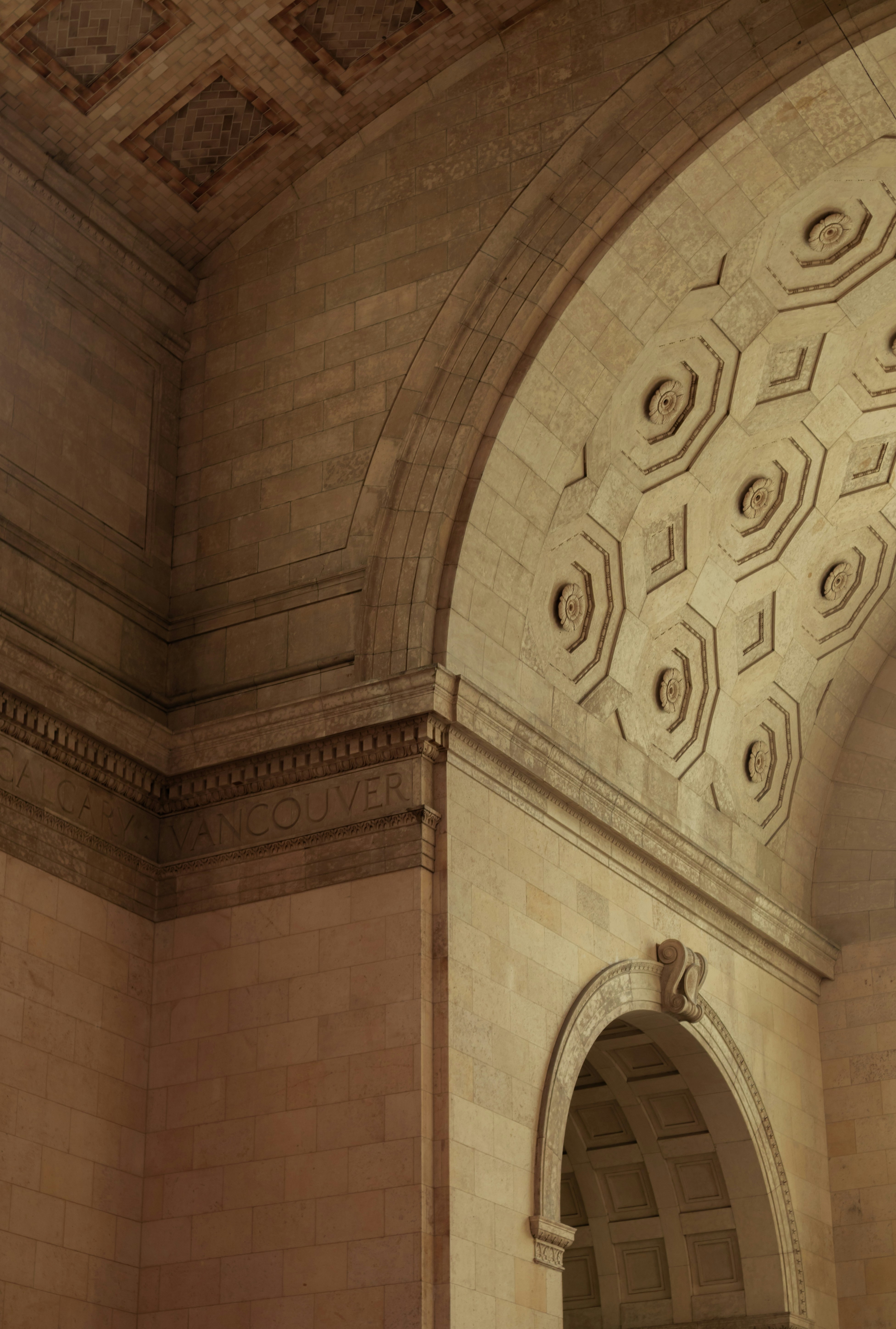 eine Uhr, die seitlich an einer Wand montiert ist