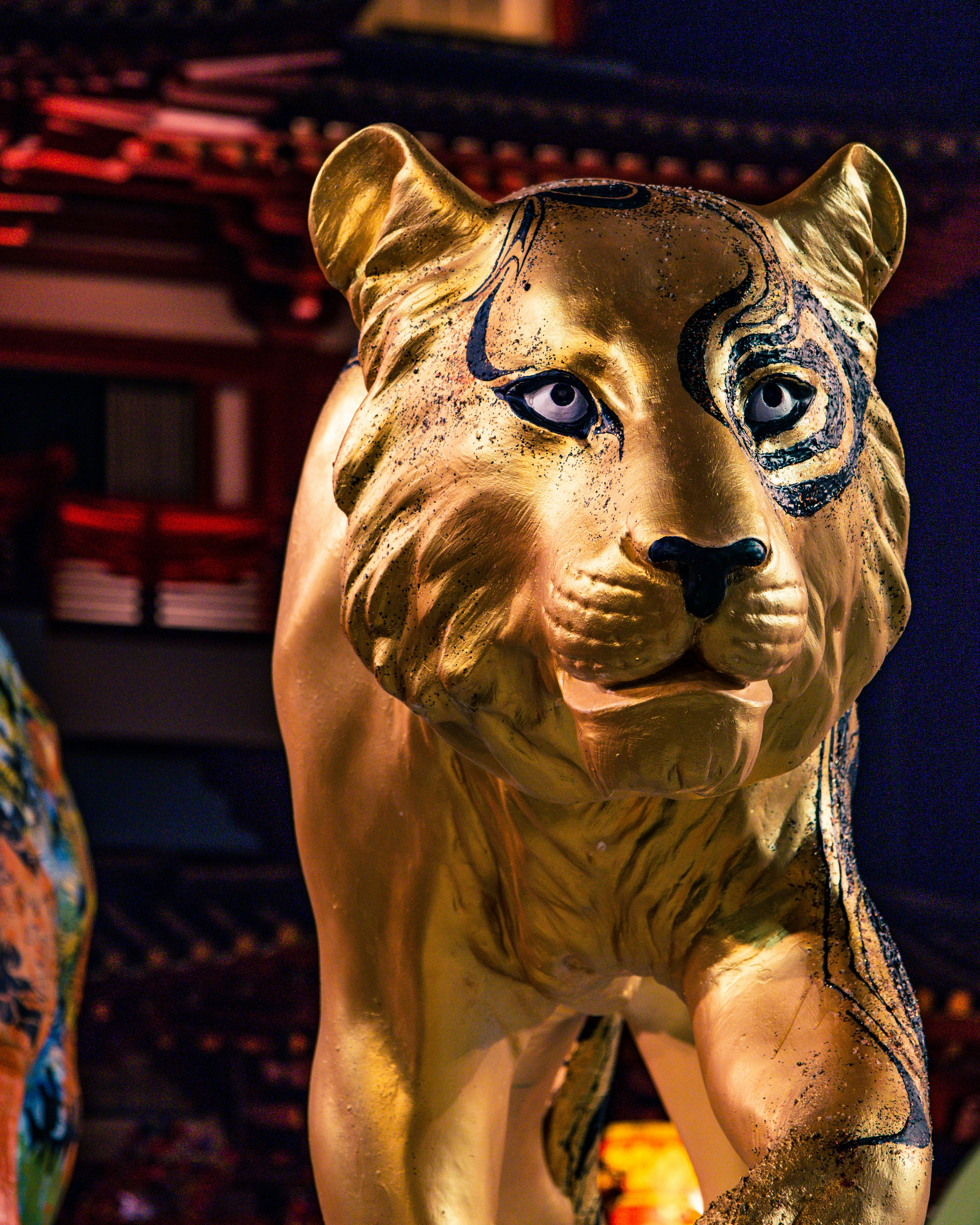 Foto Uma estátua de um tigre na frente de um edifício – Imagem de Tigre ...