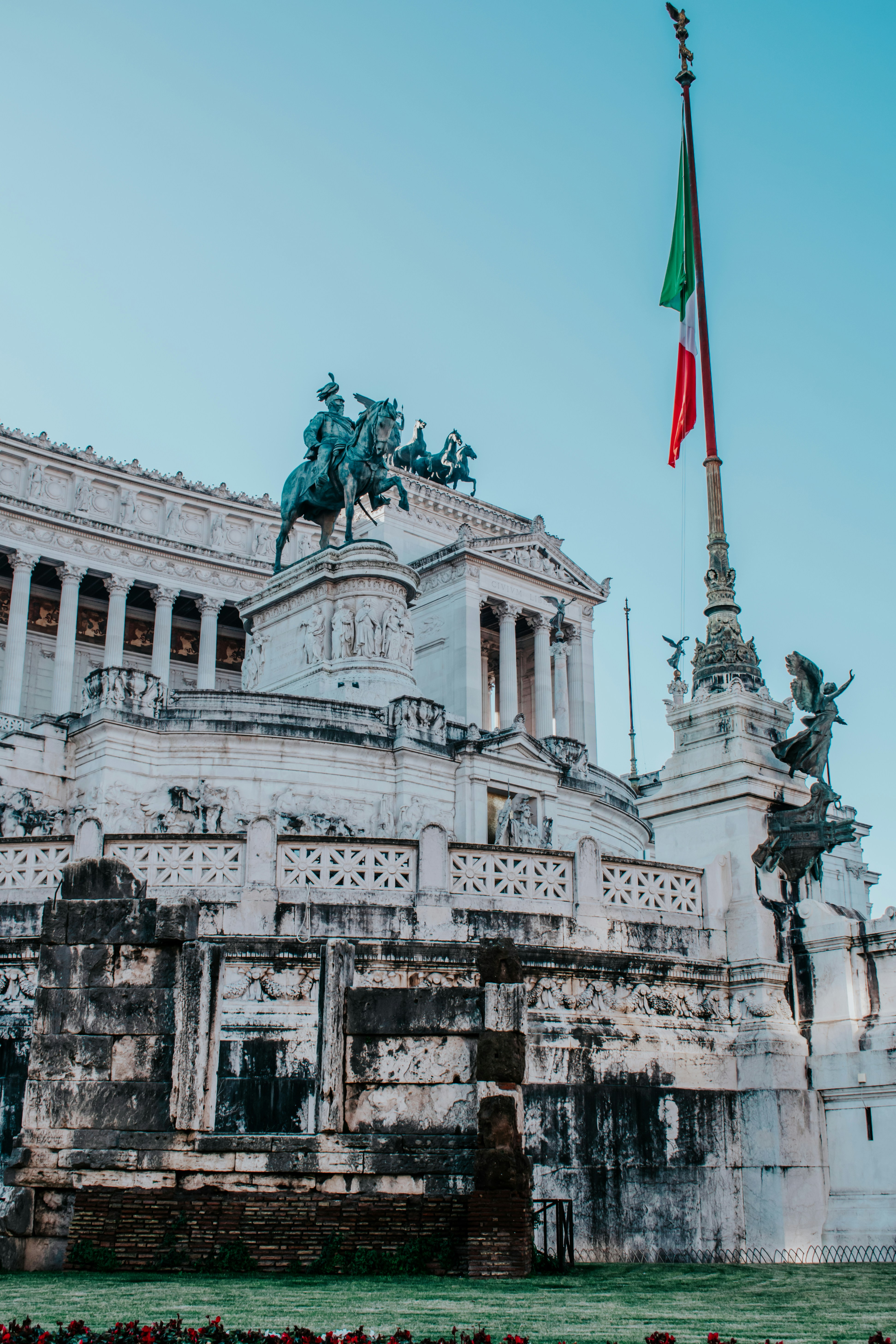 un grand bâtiment surmonté d’un drapeau