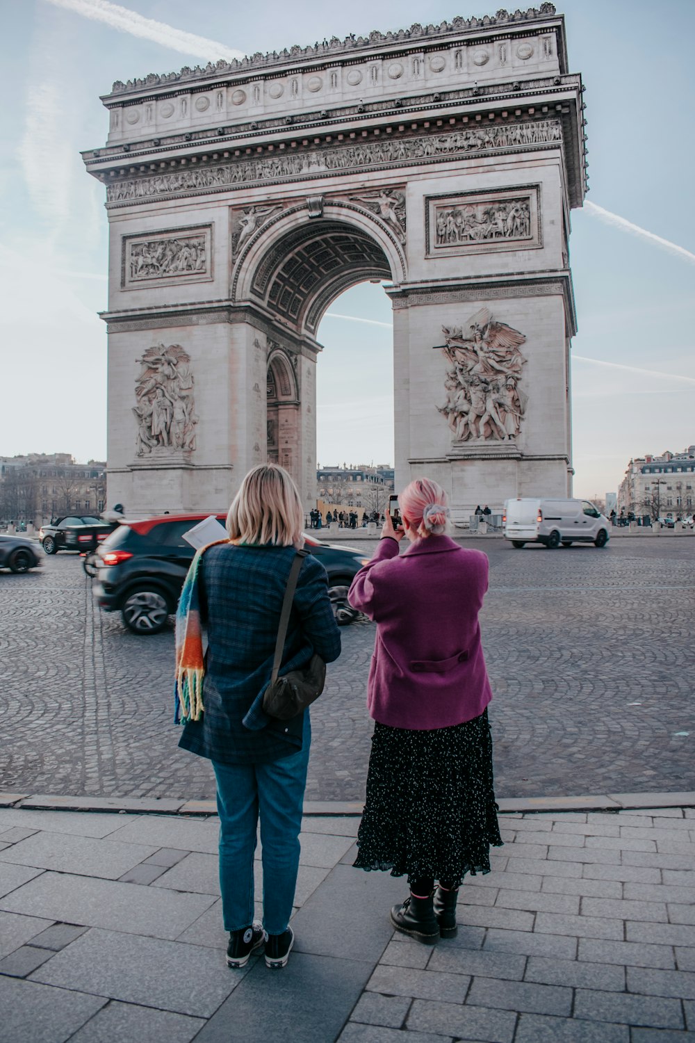 um casal de mulheres de pé um ao lado do outro