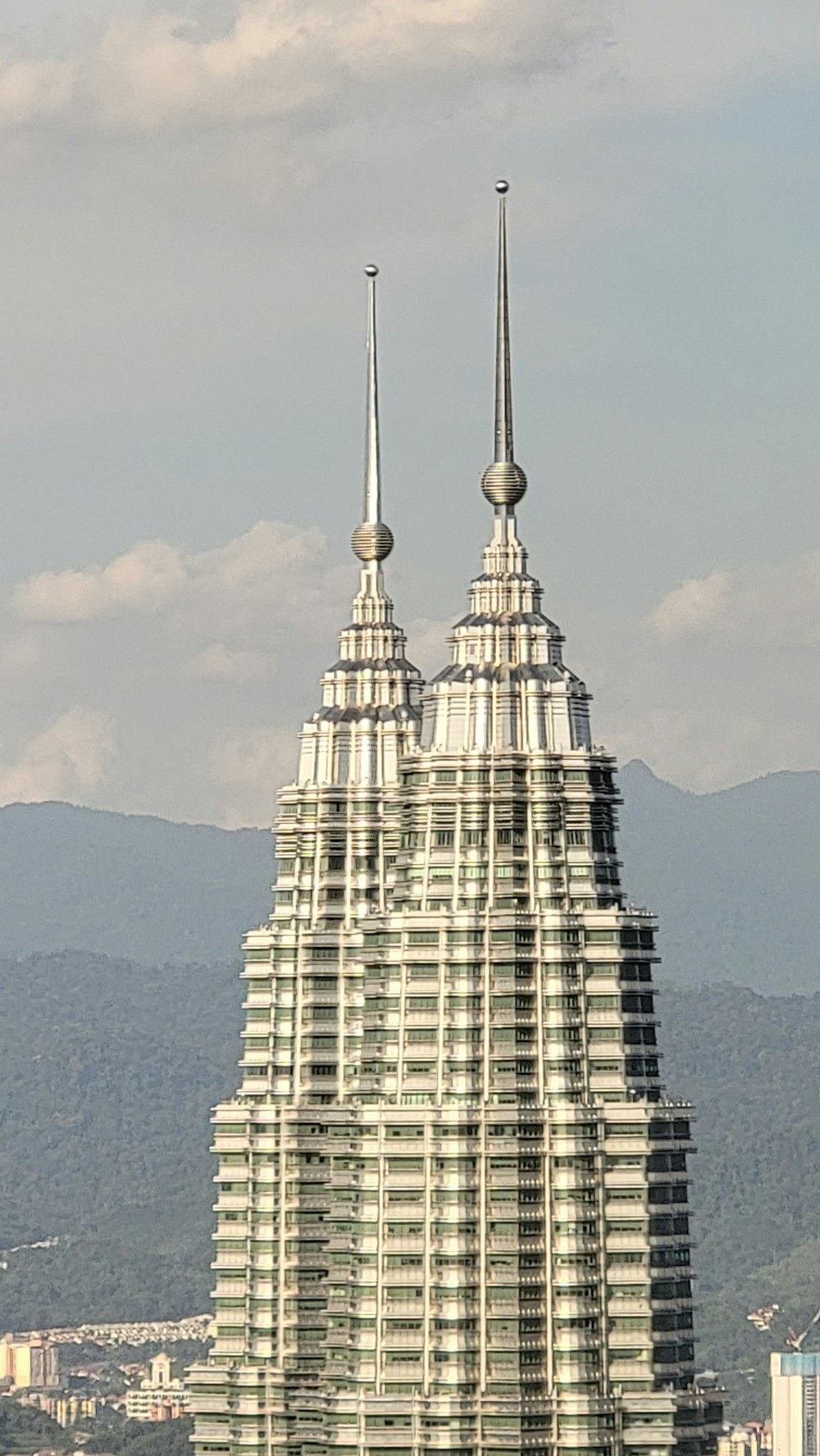 un edificio molto alto con due guglie in cima