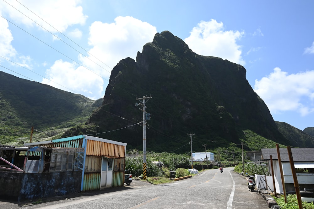 Eine Straße mit einem Berg im Hintergrund