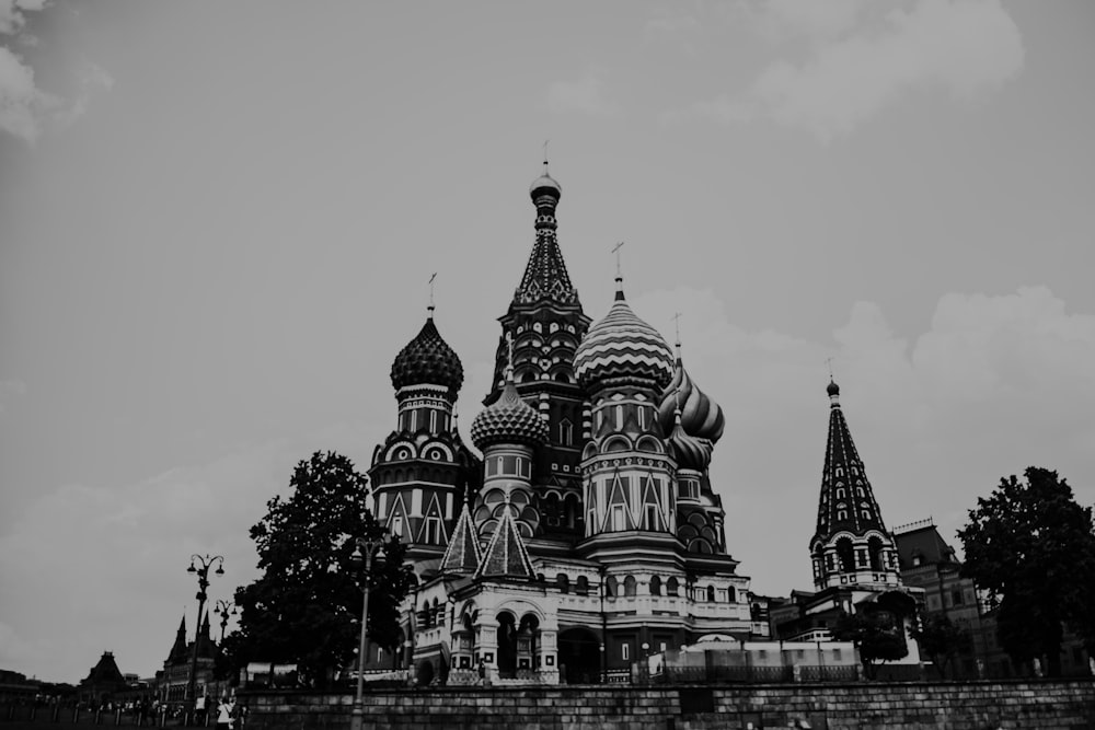 Une photo en noir et blanc d’un bâtiment avec des dômes